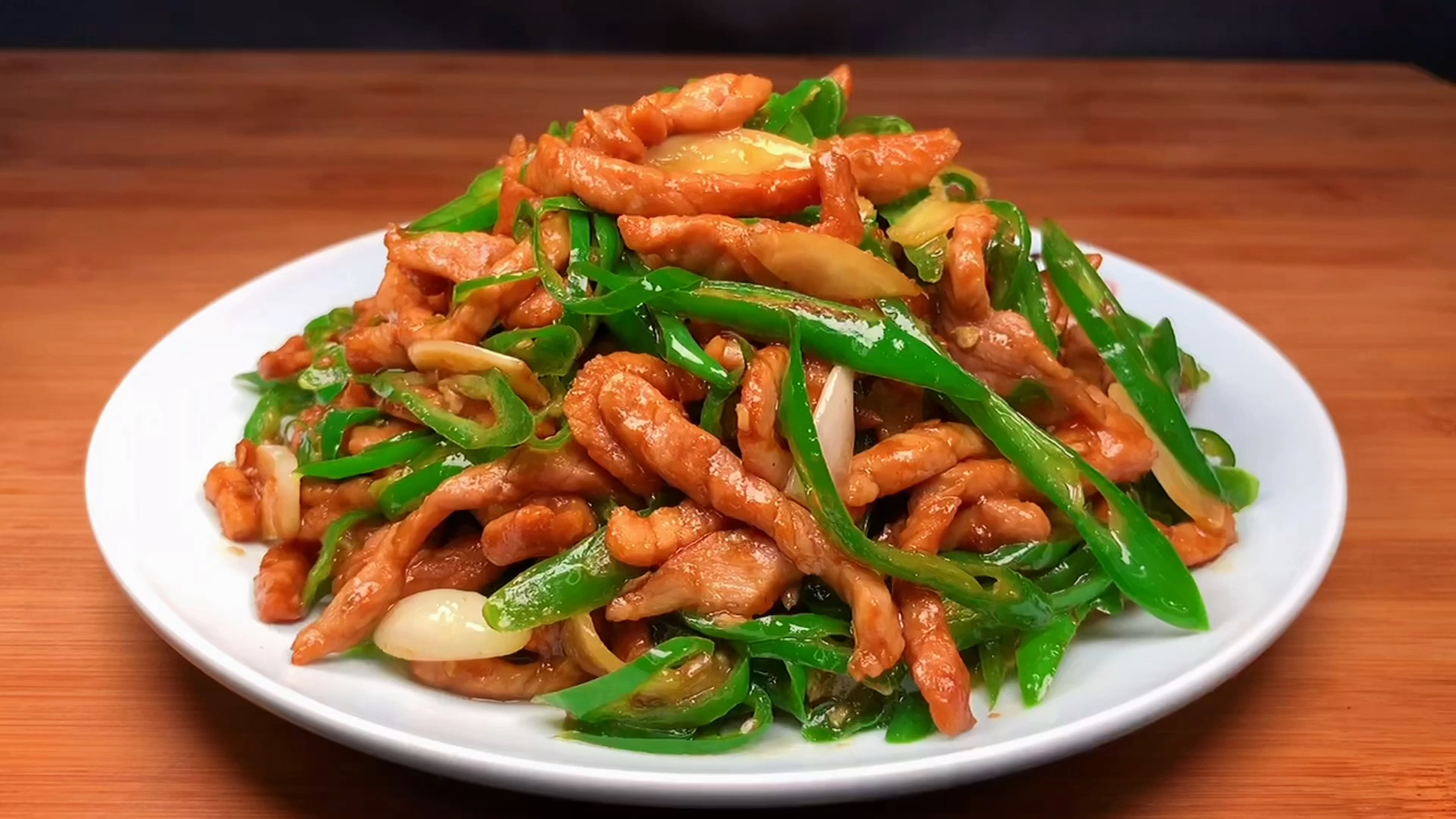 青椒肉丝的家常做法,青椒鲜香肉丝滑嫩,味道比饭店做的还好吃