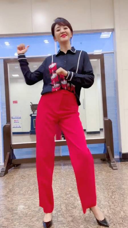 方琼姐姐穿高跟鞋跳舞,舞姿曼妙-度小视