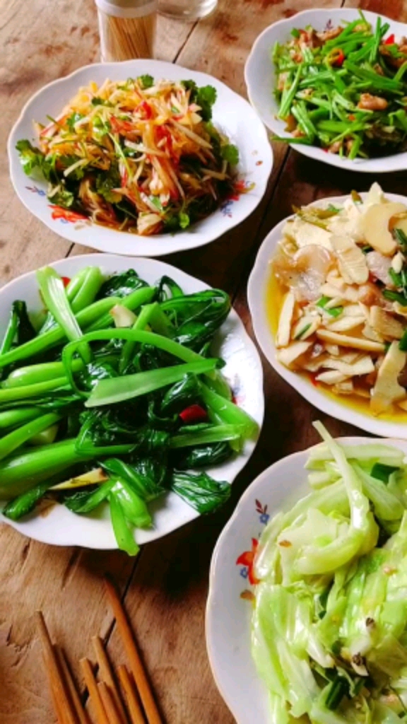 第一次去男朋友家,他妈就给我煮了一桌素菜,想想他家这么穷,回城里就