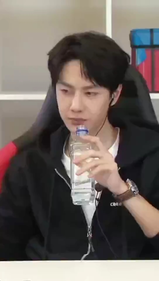 王一博#喝水比比赛更有看点奥.