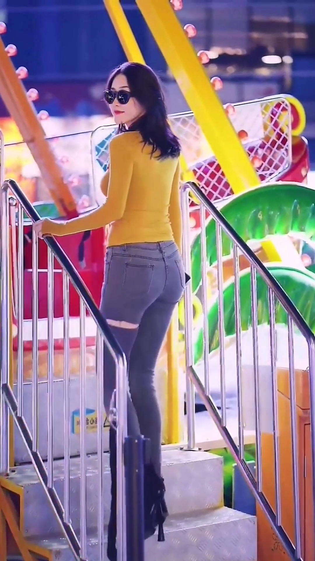 街拍美女#身材高挑的小姐姐又出来炸街了-度小视