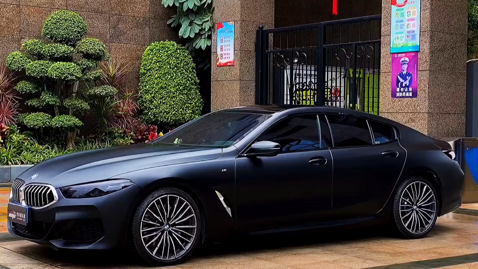 汽车那些事#新款宝马8系车身改色贴膜,漆面超哑黑改色膜,大灯熏黑改