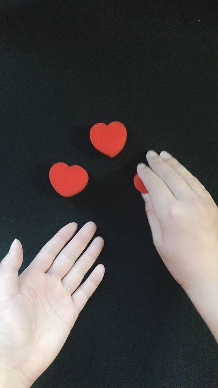 魔术教学#魔术教学:明明放在手上的海绵心,到底是如何消失不见的?