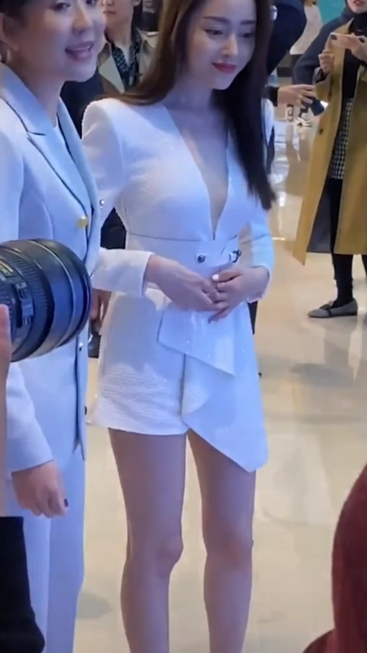 很多人说旁边的助理更漂亮,你认为呢#张天爱