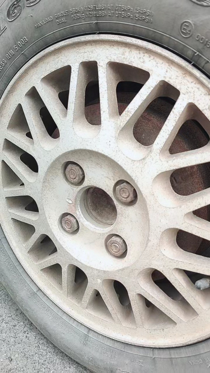 别人的轮胎上都上的是五个螺丝,而我的五菱只有四个安全吗?