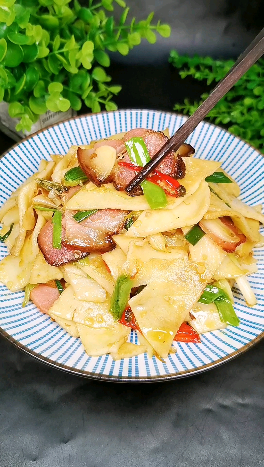 美食#今天分享一道家常菜,腊肉炒软饼