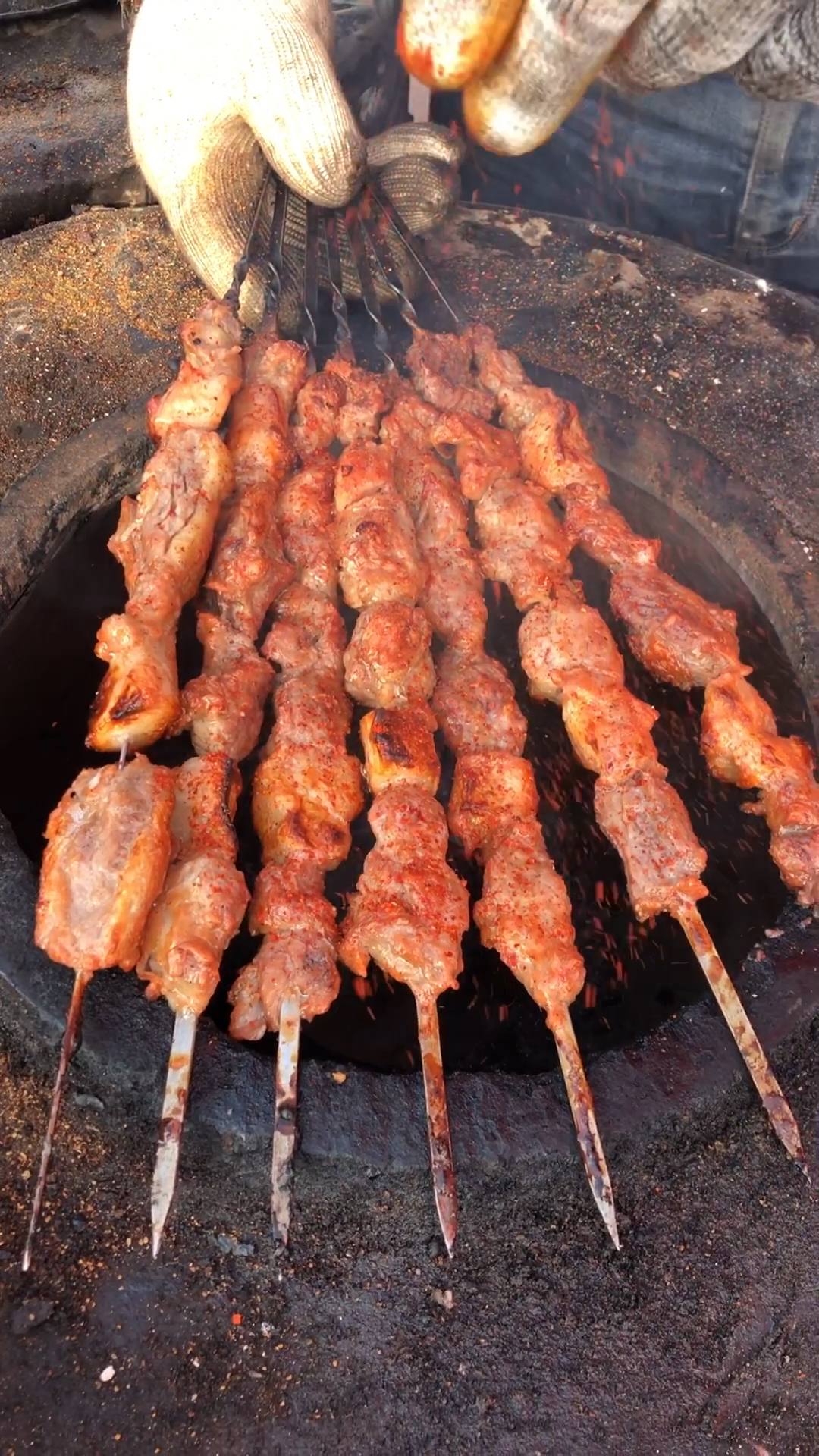 冬季进补计划#馕坑烤羊肉串,五块钱一串,撒上孜然辣子面,特别香!