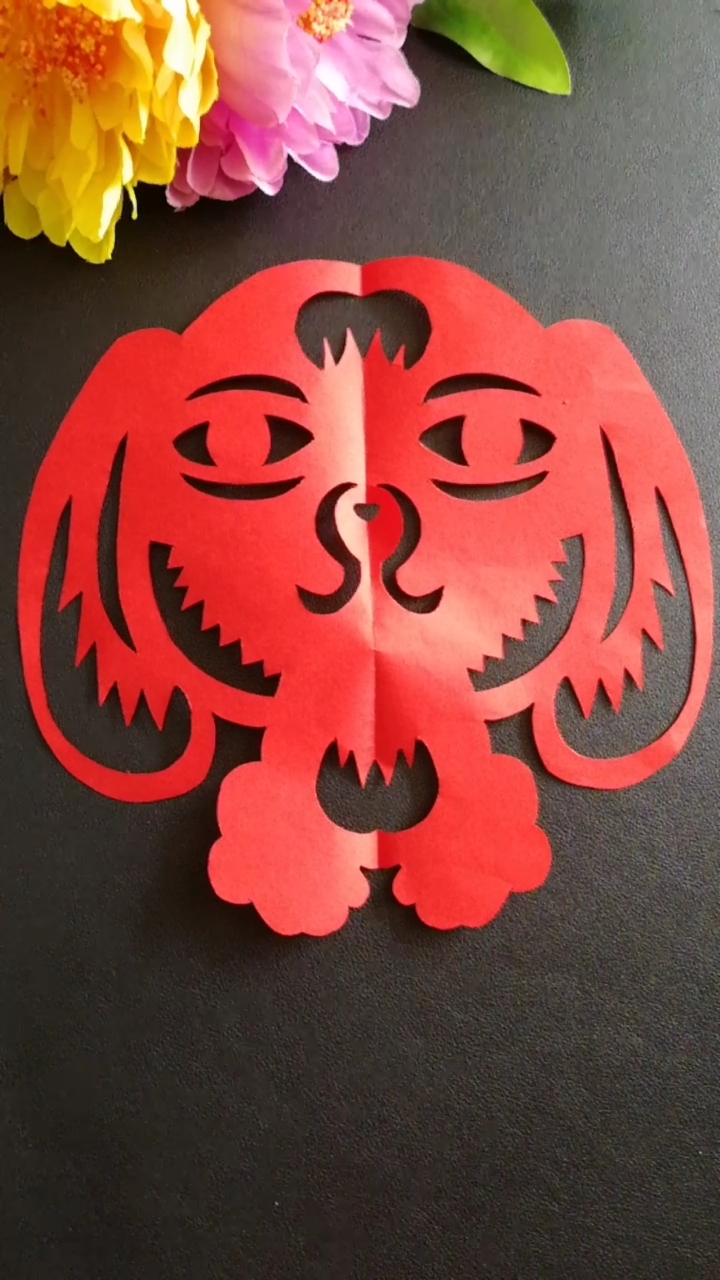 手工剪纸12生肖狗,对折剪款1.