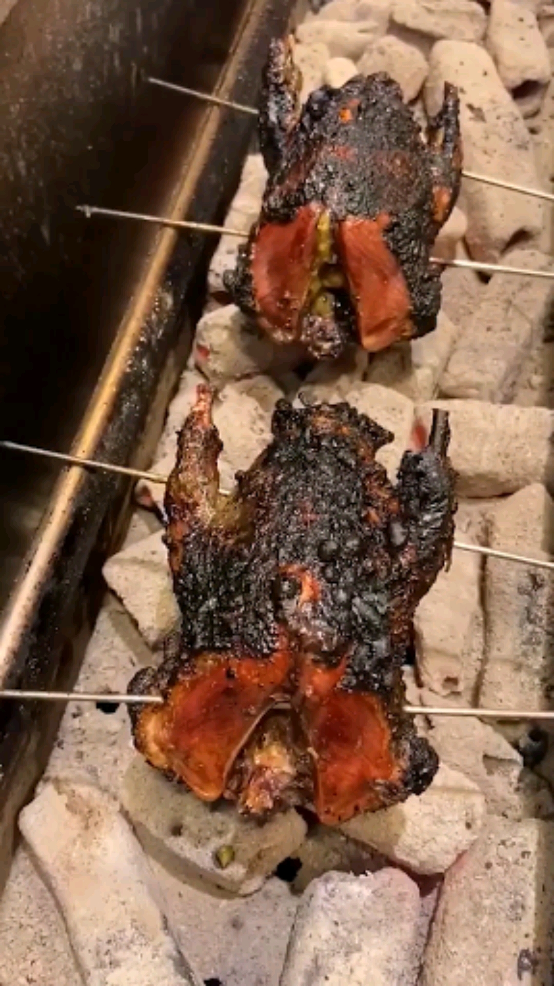 碳火烤烧鸡,看上去糊了,其实刚刚好