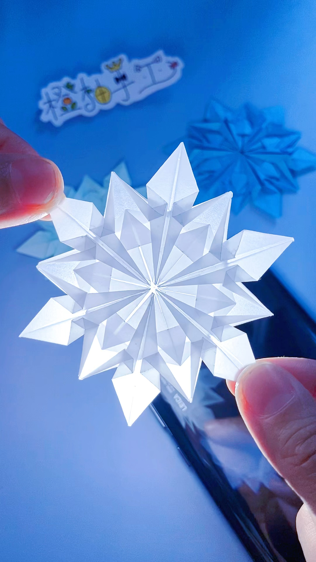 一张纸折的雪花喜欢吗?