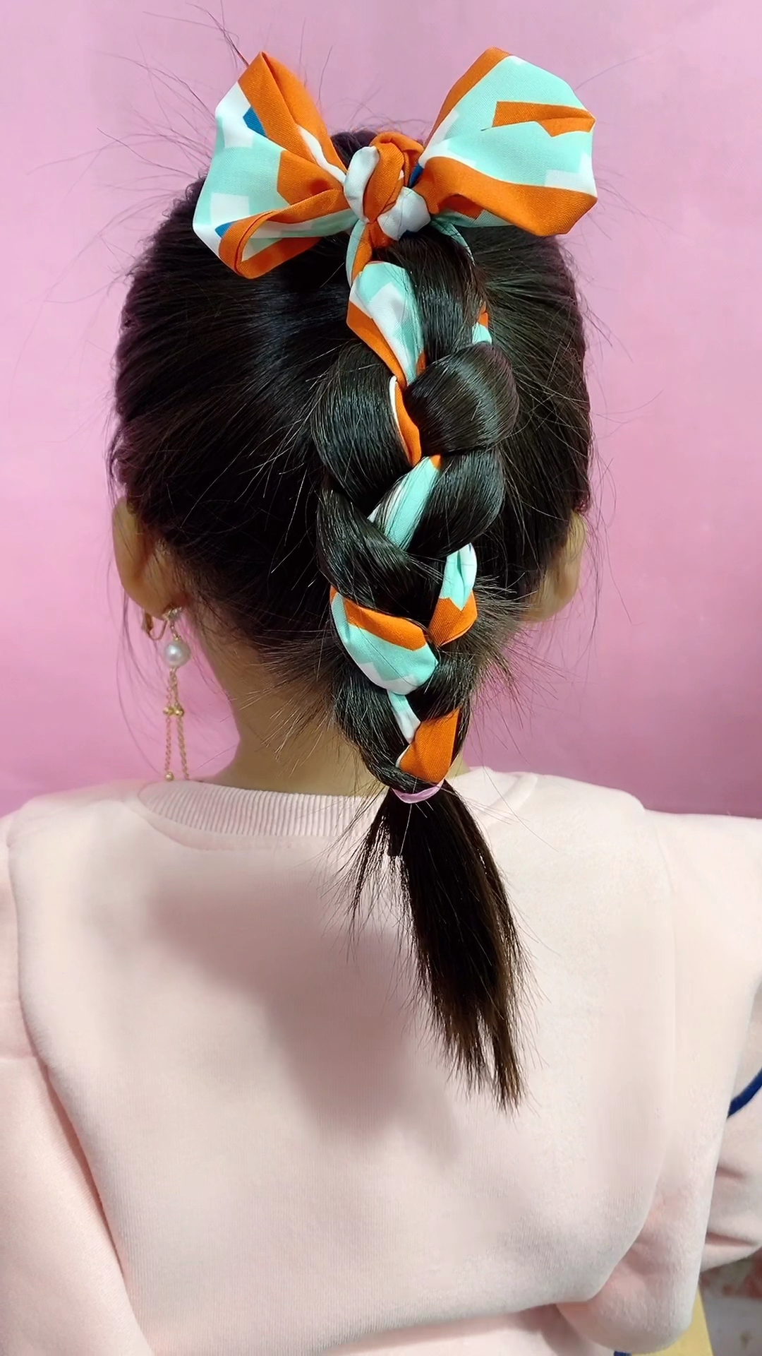 全民最火编发教你快速给孩子用丝巾扎头发好看又清新