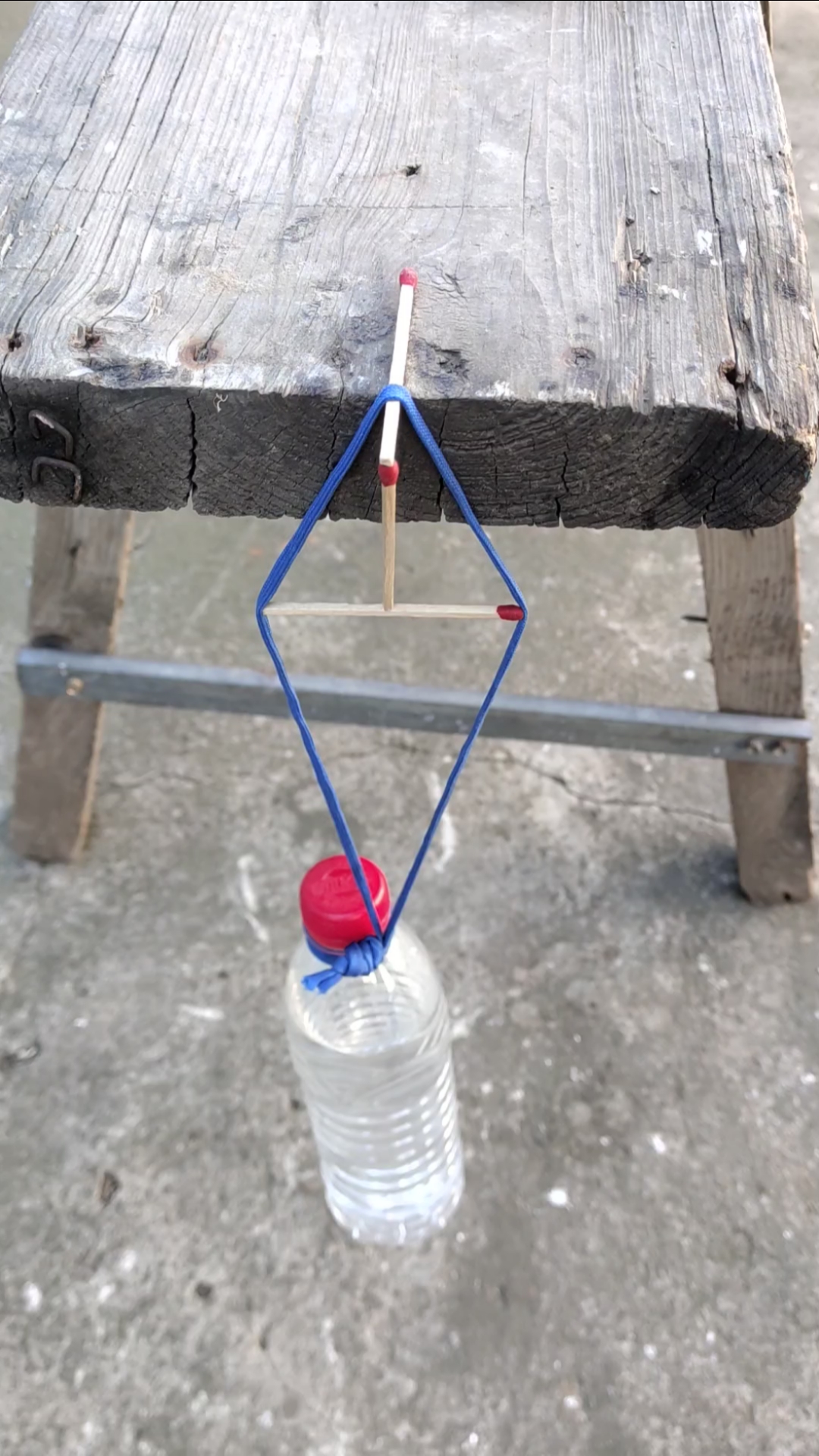 三根火柴吊一瓶水,谁能解释一下!