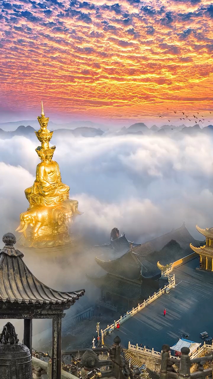 这才是真正的峨眉山云端上的金顶,祝见者,万事顺意!