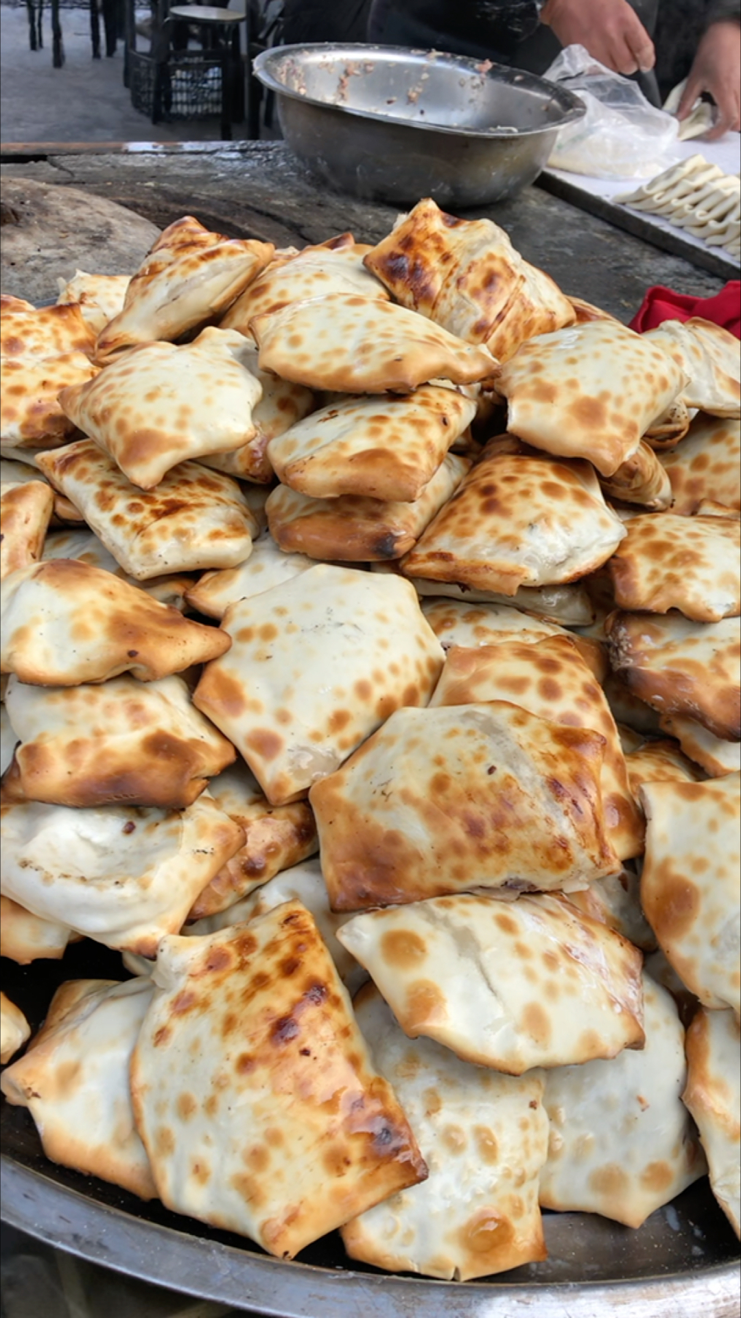 新鲜出坑的,羊肉烤包子,超包边烤,外酥里嫩,特别香,一定要吃刚烤出来