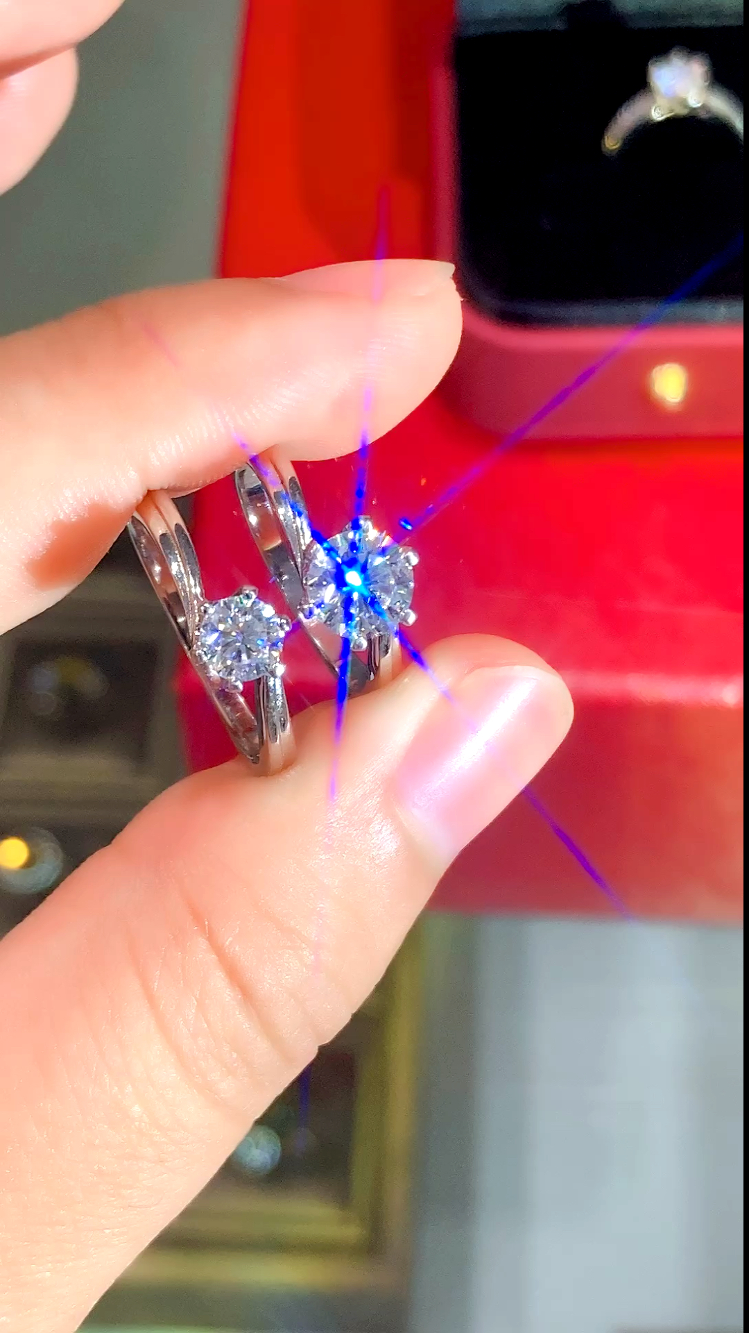 莫桑钻戒指,纽壁六爪,一克拉50分对比