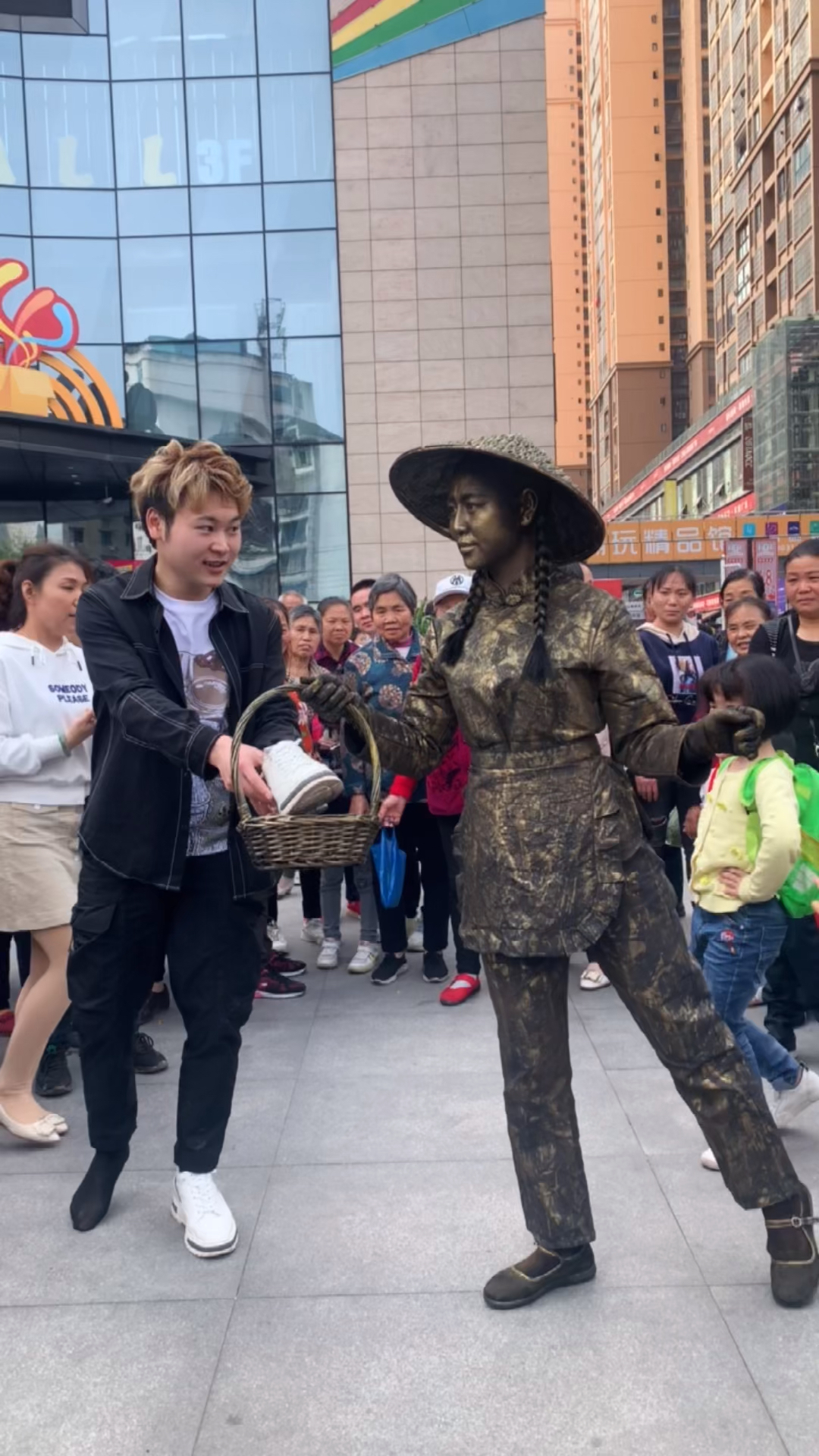 差点熏晕四川女铜人目测这鞋是多大码