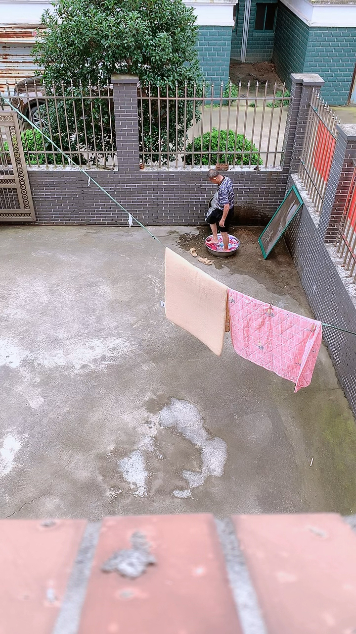 记录生活#房东叔叔洗被子,厉害