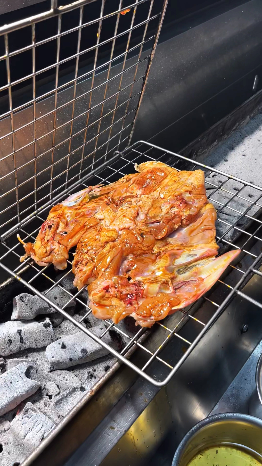 万物皆可烧烤#生烤鸡架直香啊-度小视