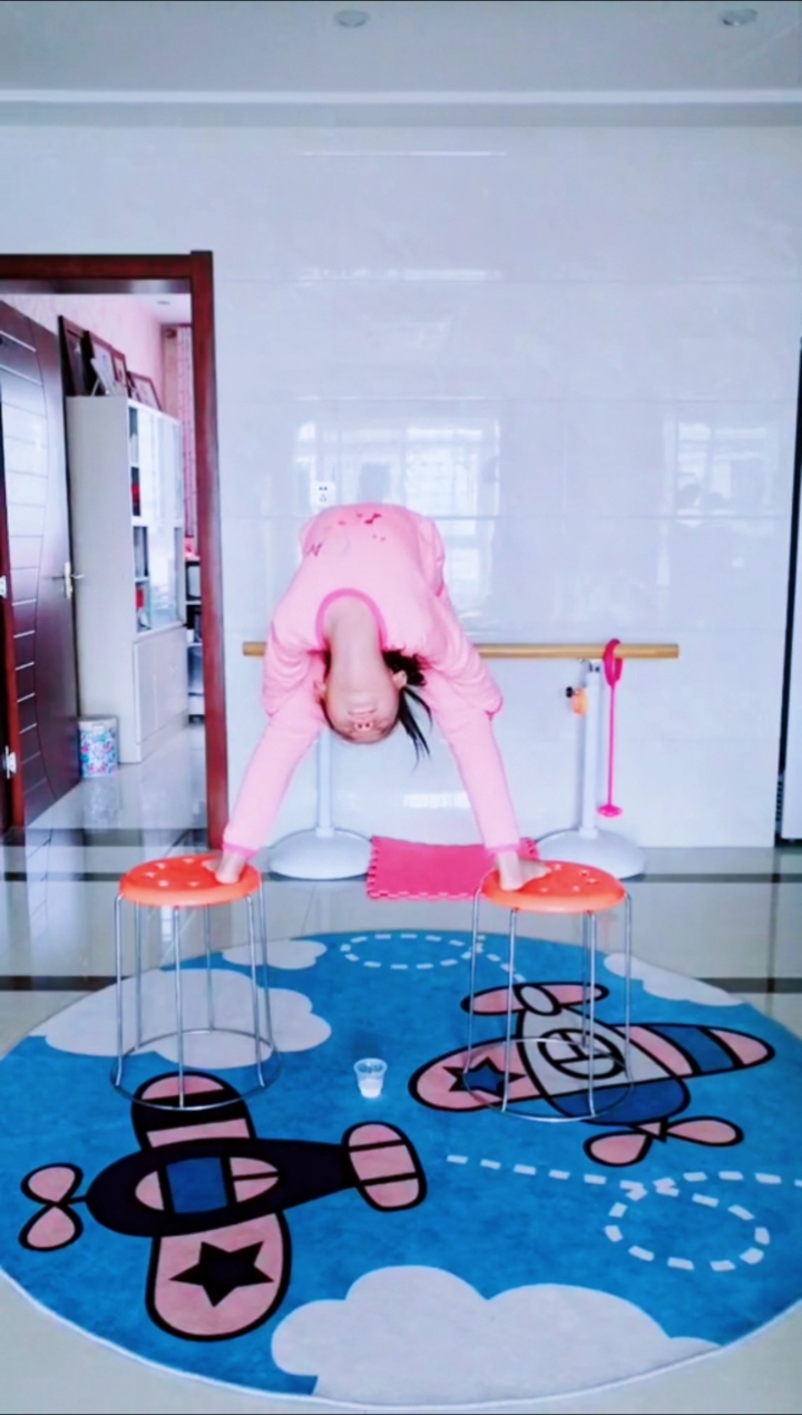 这是高手#诺宝站高凳子上下腰喝牛奶,她能做到吗?惊呆