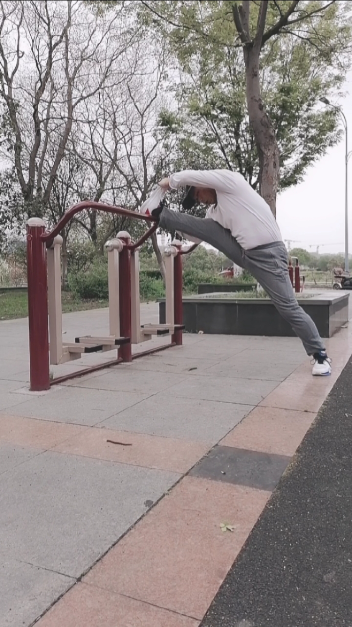 健身宁教练传递健身正能量#压腿