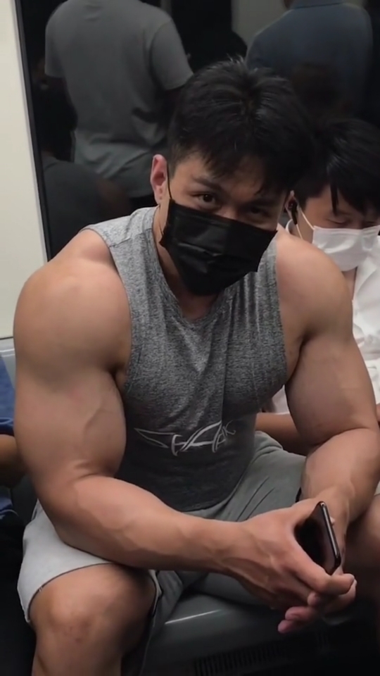 不一样的人生#当你拥有了50 的臂围,你就要习惯被各种拍和别人惊恐的