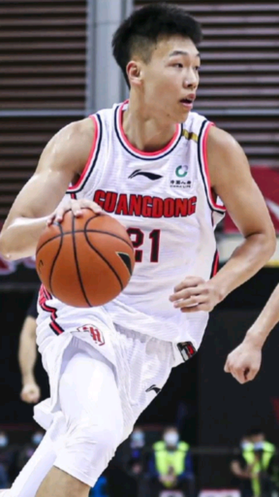 篮球#有易建联那味了!张昊双手炸筐隔扣哈斯,太霸气了!