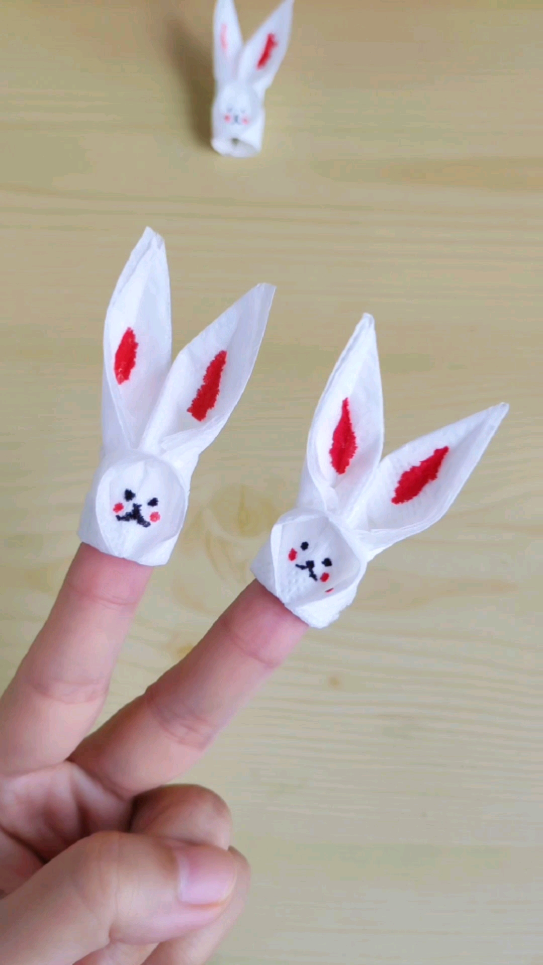 手工制作用一张纸普通的抽纸就能做一个漂亮可爱的手偶小白兔做法超