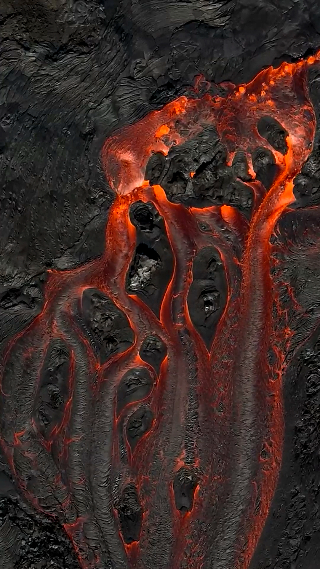 火山岩浆#冰岛火山口高温流动熔岩,大自然的力量让人敬畏