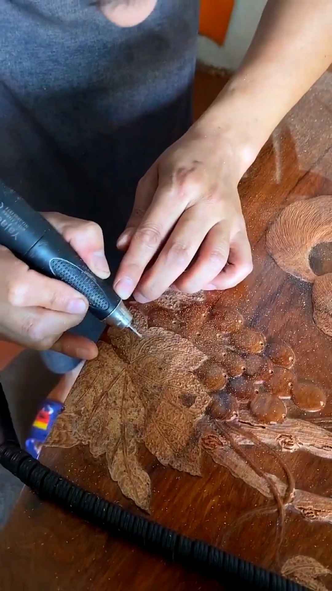 传统丝翎檀雕工艺雕刻红木家具,让家具表面图案看着更加立体!-度小视