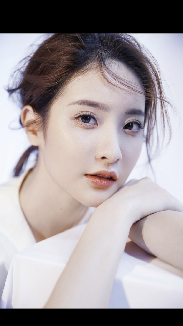 优雅性感美女#赖雨濛曝时尚写真,优雅知性演绎轻熟少女风