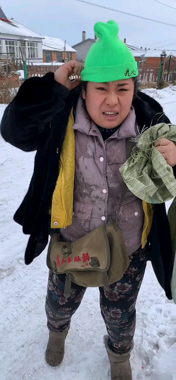 东北大姐太像样了,和老公一起吃饭还穿着貂,看老公咋说她的