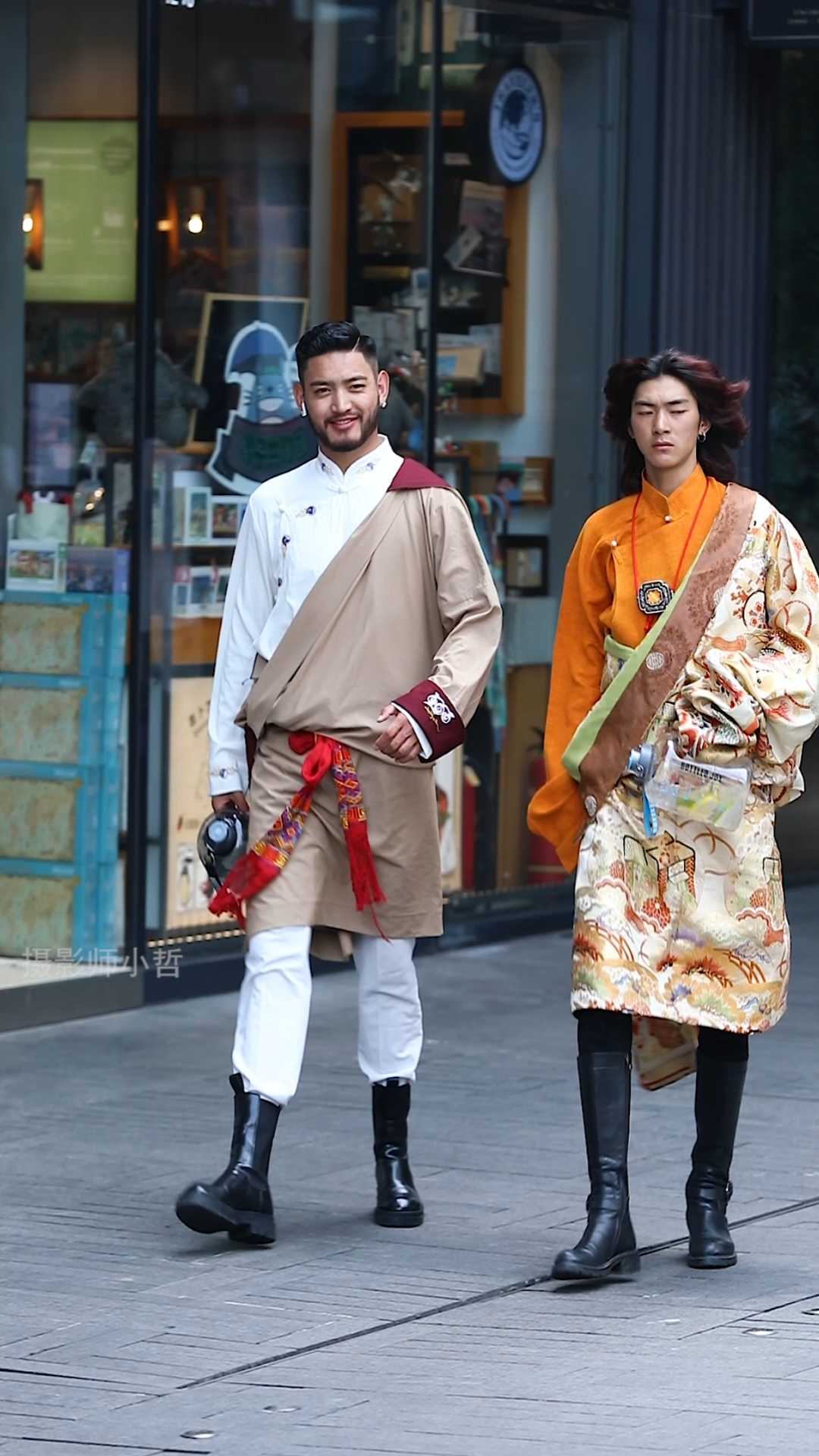 康巴汉子有多帅#来自理塘的康巴汉子,阳光帅气十足!-度小视