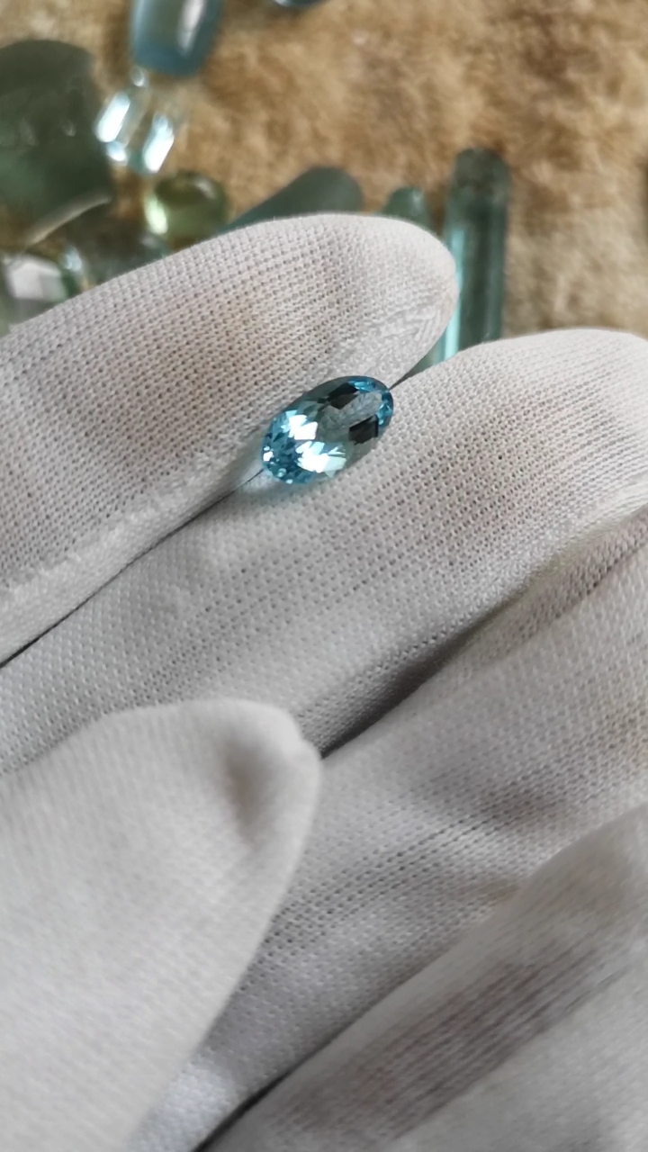新疆阿勒泰海蓝宝石2克拉
