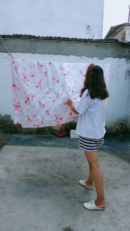 要不是亲眼所见真不敢相信嫂子是这样给我妈晒被子的,这是几个意思?