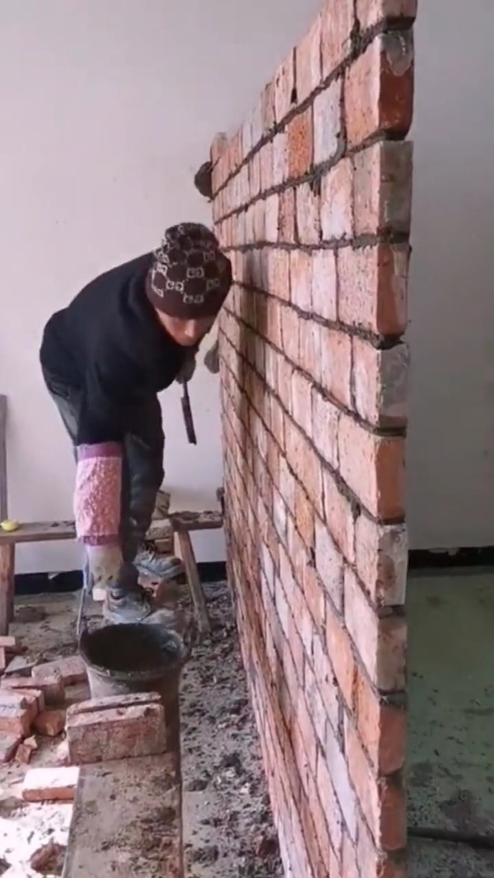 瓦工师傅砌这个墙没别的意思,只是展示一下自己的技