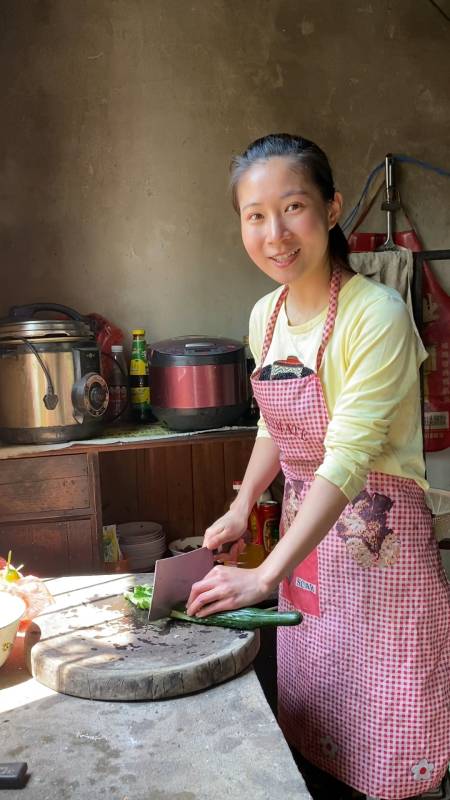 妈妈说:农村女孩子就要勤快点,会做家务,勤俭持家,会做一手好菜,泡