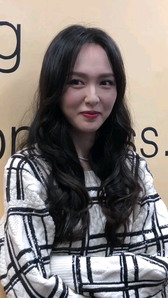 无美颜无滤镜怼脸镜头下的#唐嫣,细腿儿太绝了甜美机智亲和有礼