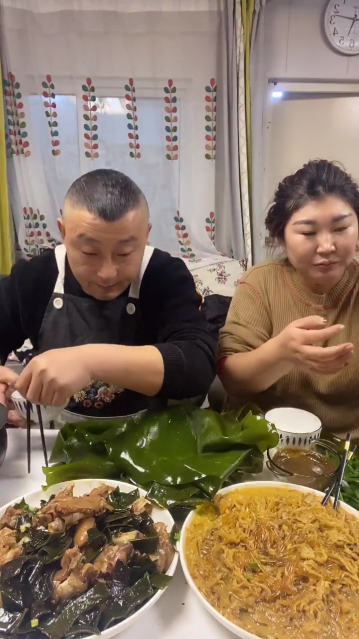 东北夫妻开饭了,两口子真会享受,猪蹄子配着海带吃,营养还美容