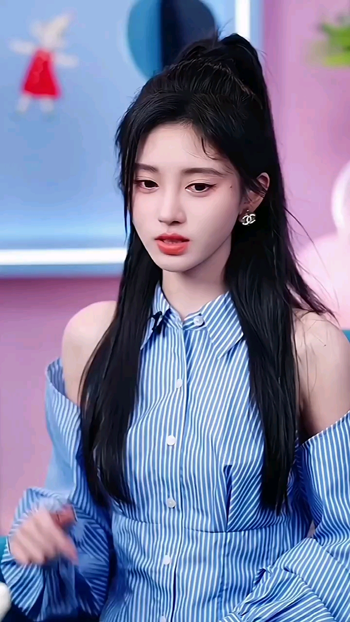 鞠婧祎看我们笑女士直播真的好快乐啊怎么可以那么可爱🥺