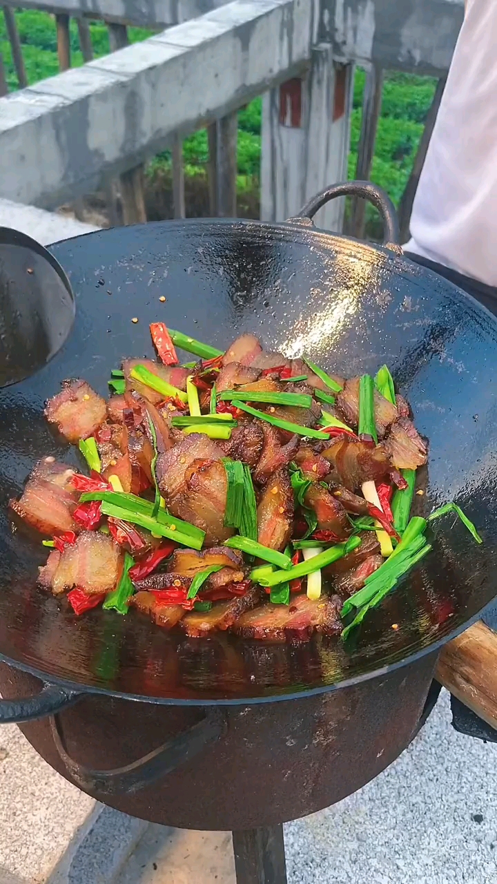 #腊肉#腊肉两件套,干辣椒蒜苗特别好吃.