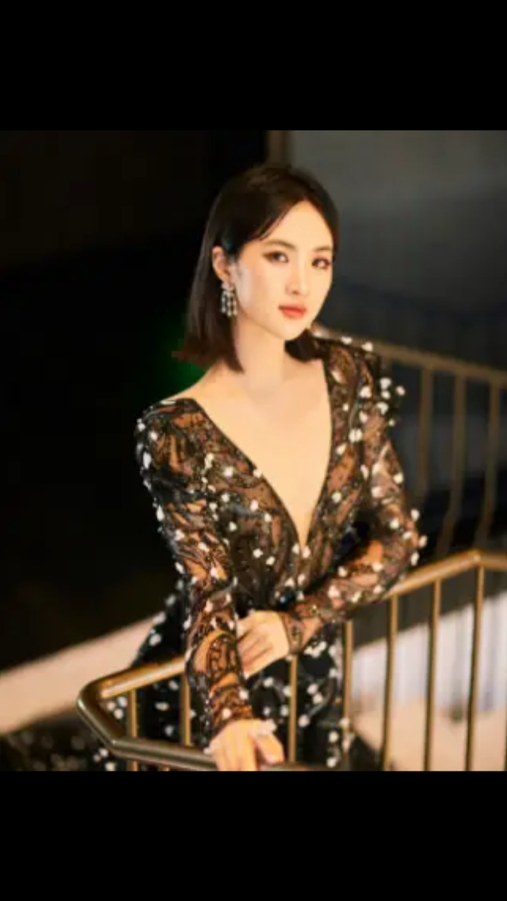 姚安娜首晒性感造型,穿深v裙快开到肚脐,晚宴坐角落无人理