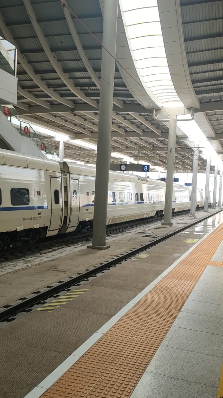 兰州西站的火车站台