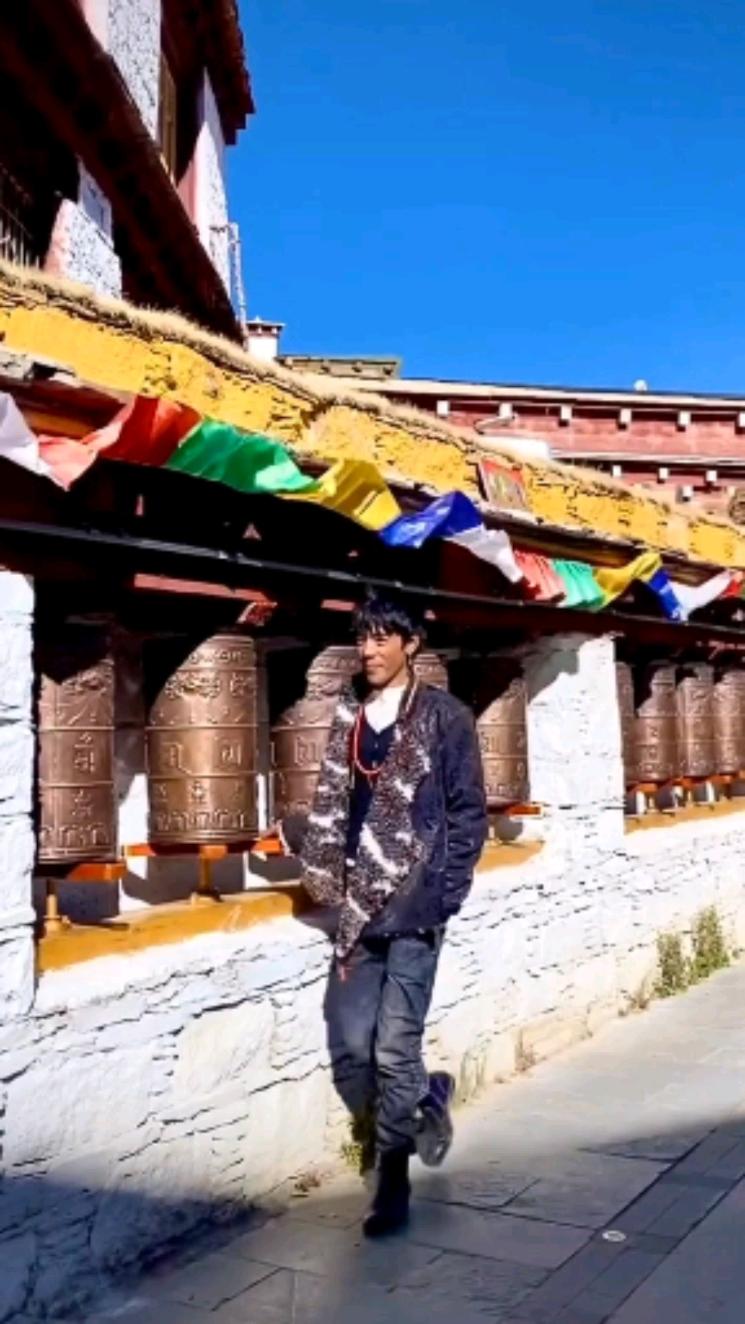 转经轮的丁真,看起来个子真的很高
