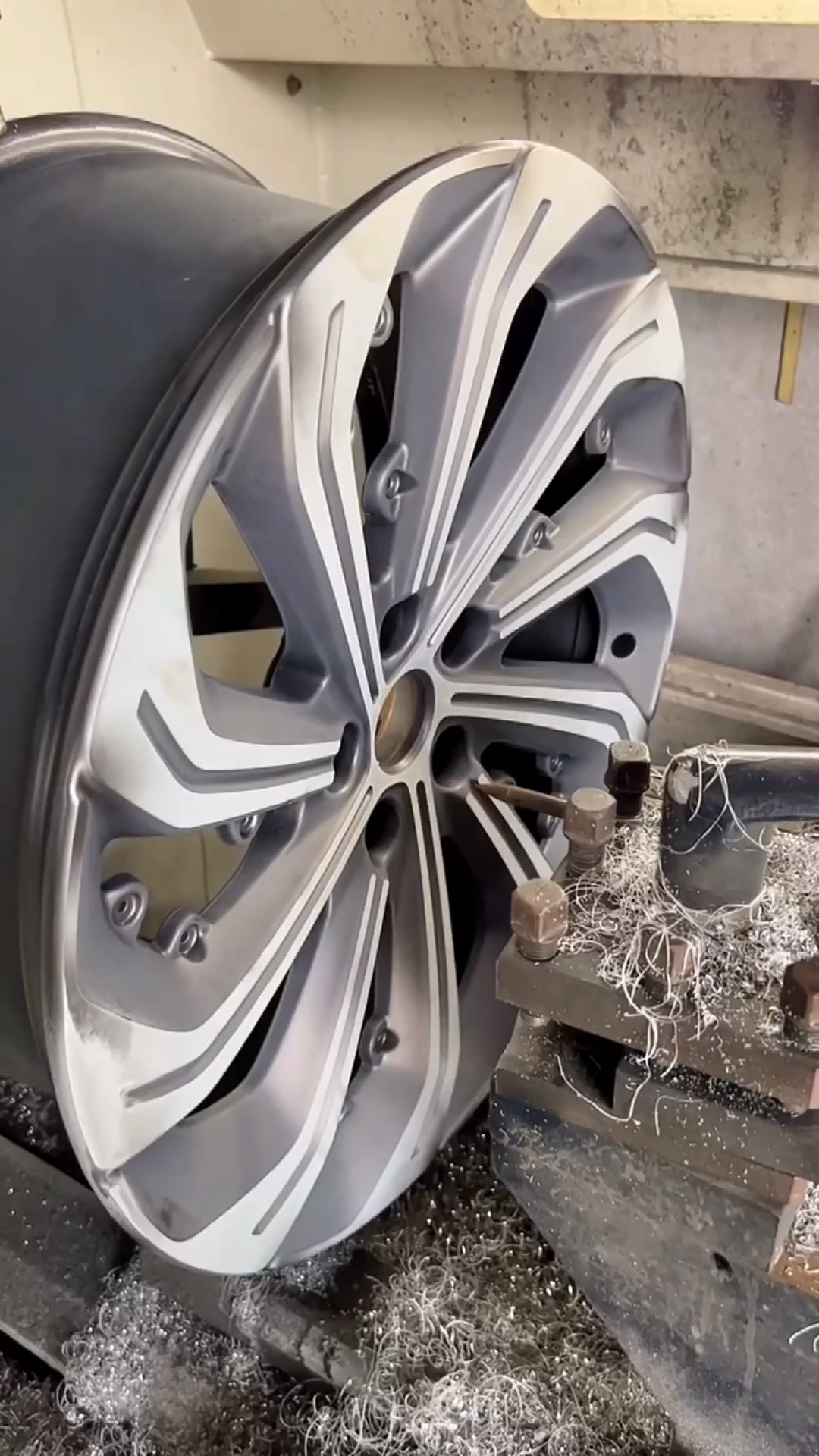 汽车轮毂磕碰刮花难看怎么办简单做个轮毂拉丝修复处理让轮毂光亮如新