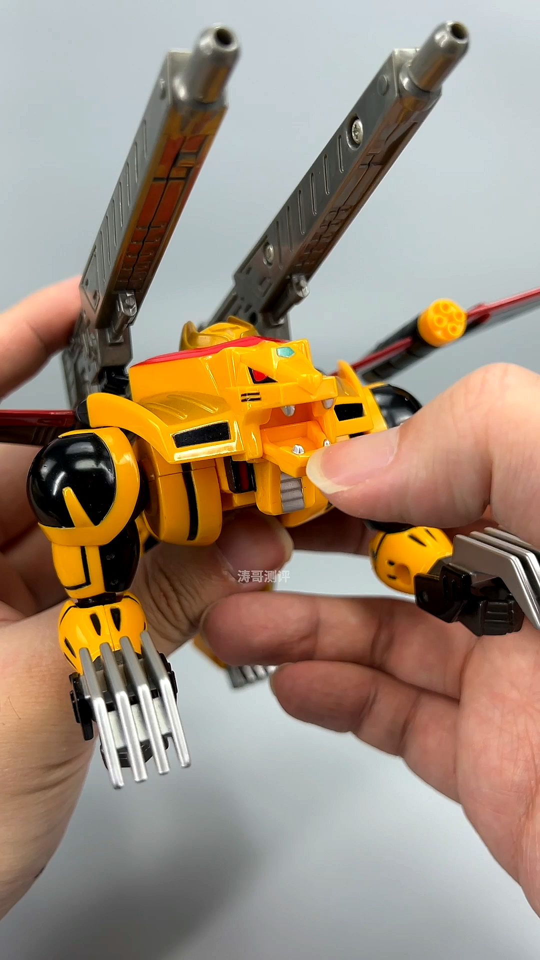 今天我们来玩玩超星神钢西萨,这玩意儿长的好像seed里的巴库啊!