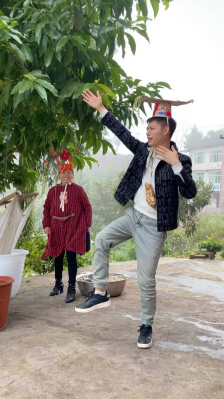 给老妈做的这个装饰她好像不是很喜欢,还让我跳这个舞,说不跳就揍我