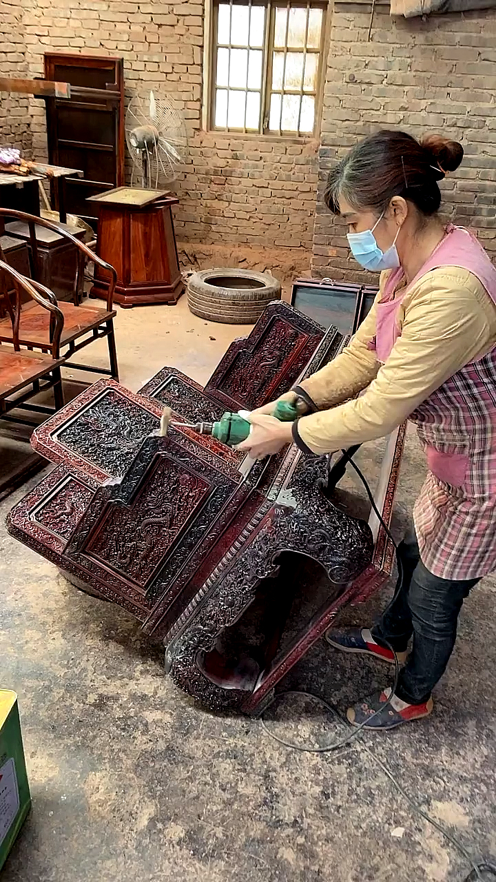 古典红木家具#反复手工打磨,然后才能上漆!-全民小视频