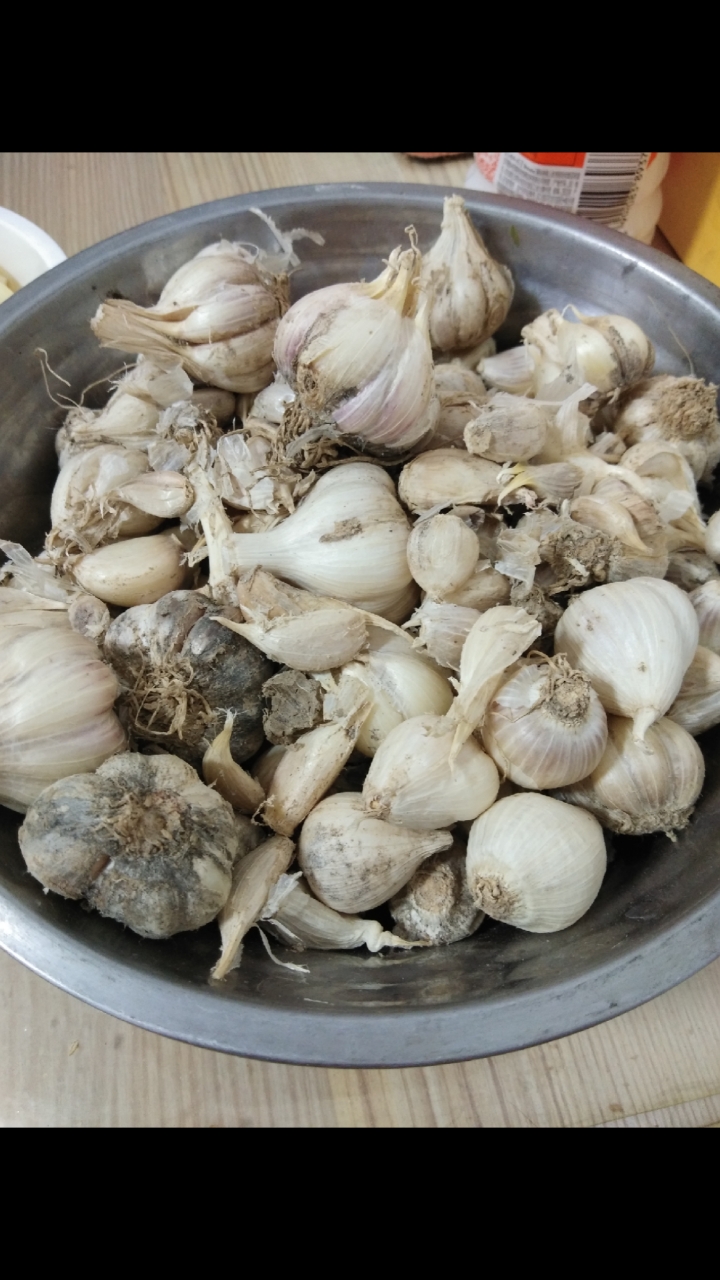 从老家拿了点老人自己种的小蒜头,发愁怎么剥皮,这个小妙招不错很容易