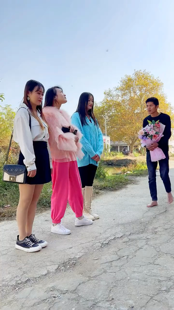 今天回老家相亲没想到三个一起来了看到她们一个比一个优秀但是我最后