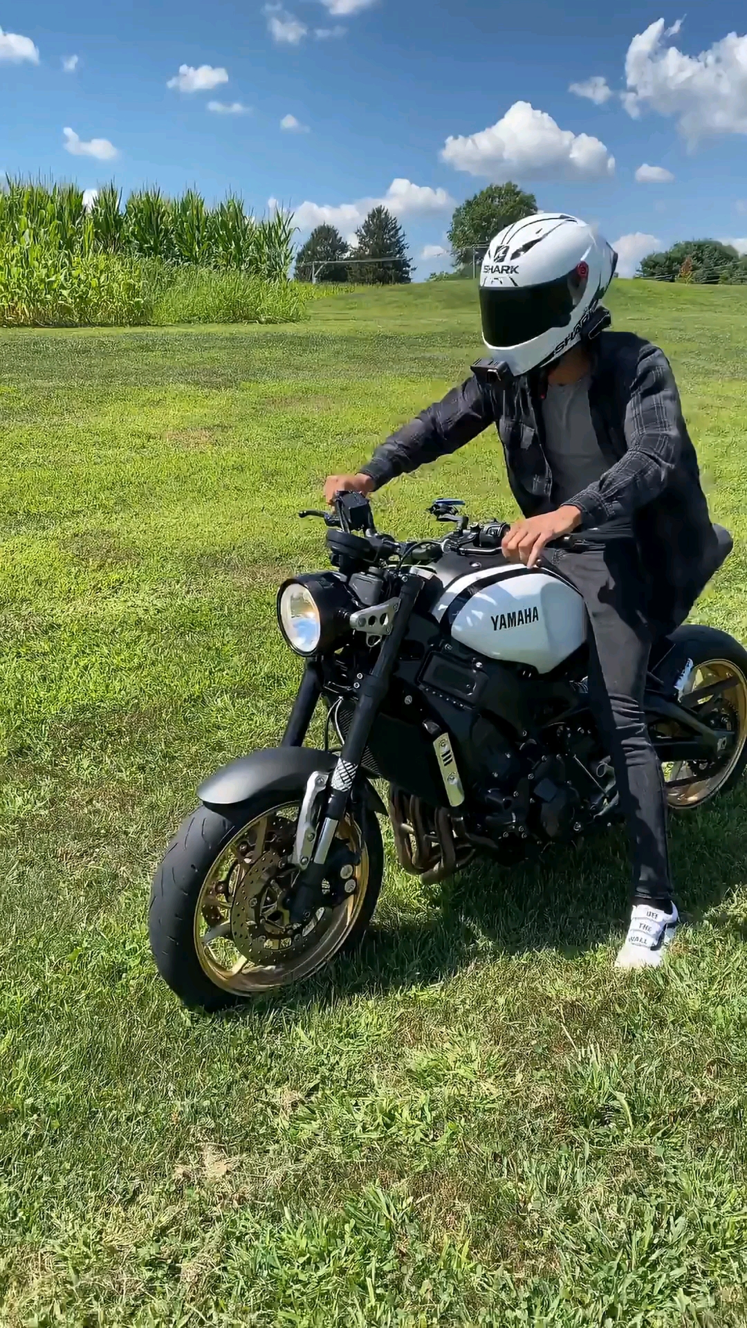 摩托车#在草地上骑摩托